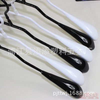 【天天廠家直銷韓版成人防滑勺子型浸塑衣架服裝店無(wú)痕衣掛晾衣架批發(fā)】浦江縣添添塑料五金廠 - 產(chǎn)品庫(kù)
