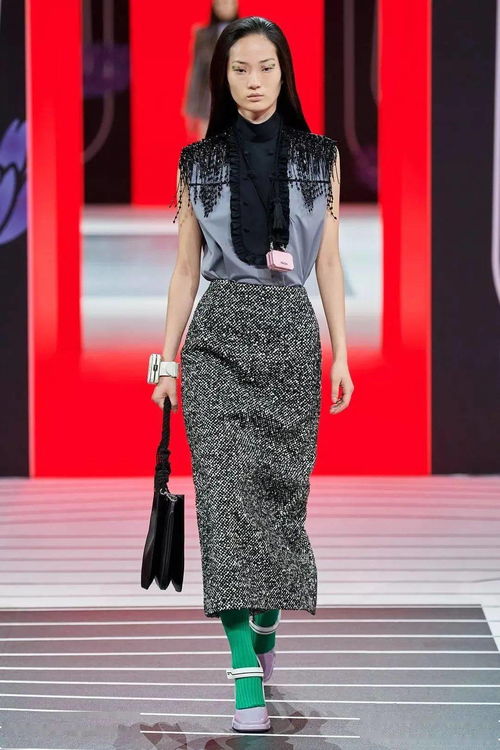 服裝趨勢 不起眼的流蘇放在服裝的任何部位滿設(shè)計(jì)感,不信你來看